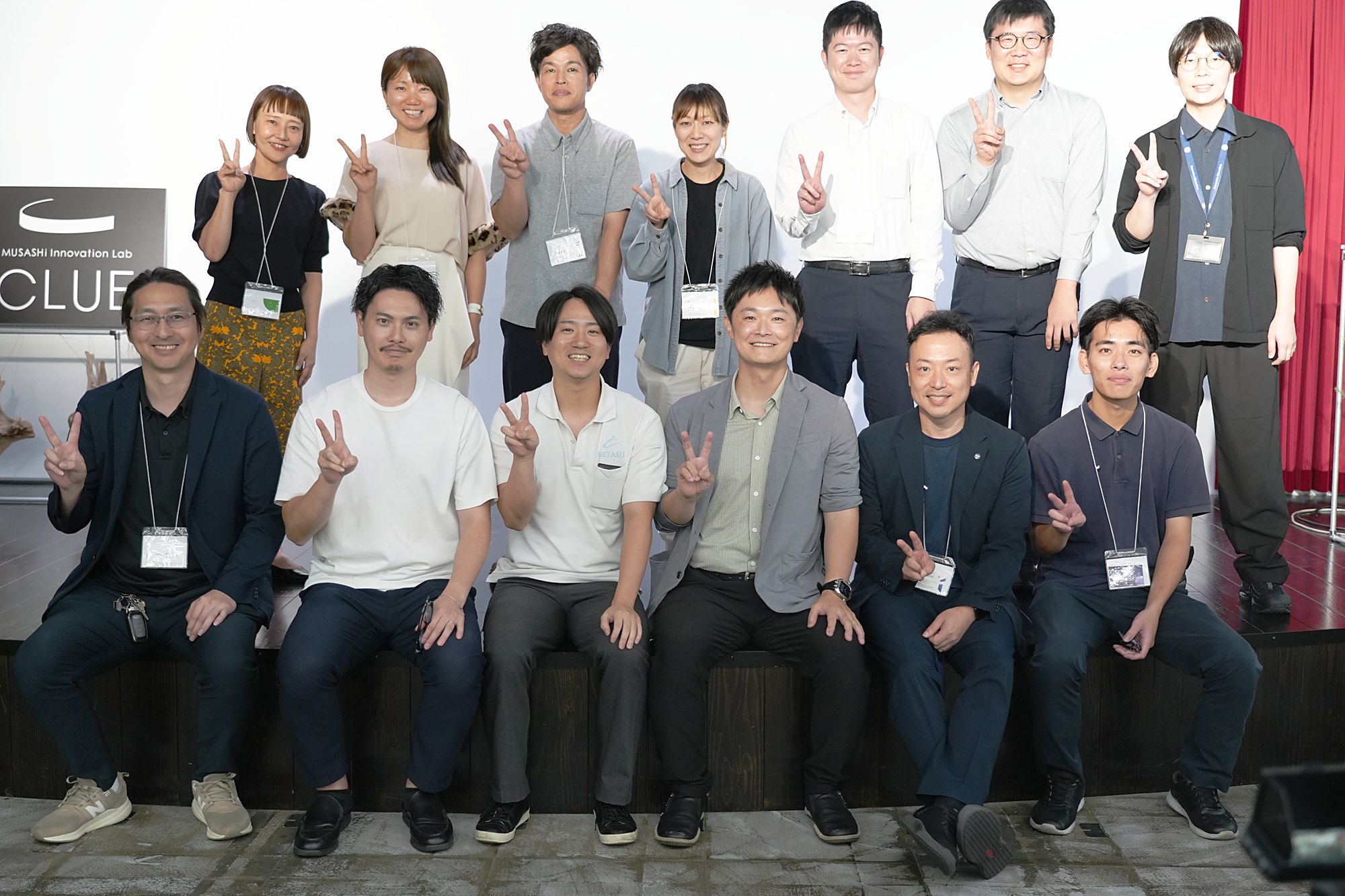 第1回の参加者・題材企業・主催者の集合写真。CLUEのステージ前で